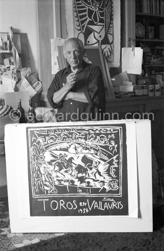 Pablo Picasso with "Toros en Vallauris 1954", a linocut printed by Hidalgo Arnéra for the bullfight in Vallauris which was organized in Pablo Picasso\'s honor. He dedicated it after the photo shooting: Para el amigo Quinn - el buon fotografo" (For the friend Pablo Picasso - the good photographer). La Galloise, Vallauris 1954. - Photo by Edward Quinn