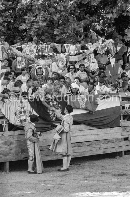 First local Corrida at Vallauris organized by Picasso. Picasso having given a ceramic plate as a price, congratulates Pepe Luis Marca. On the left is French lady bullfighter Pierrette Le Bourdiec. Claude, behind him with hat Françoise Gilot, Picasso, Hélène Parmelin, Edouard Pignon, Marcel Duhamel. Vallauris 1953 - Photo by Edward Quinn