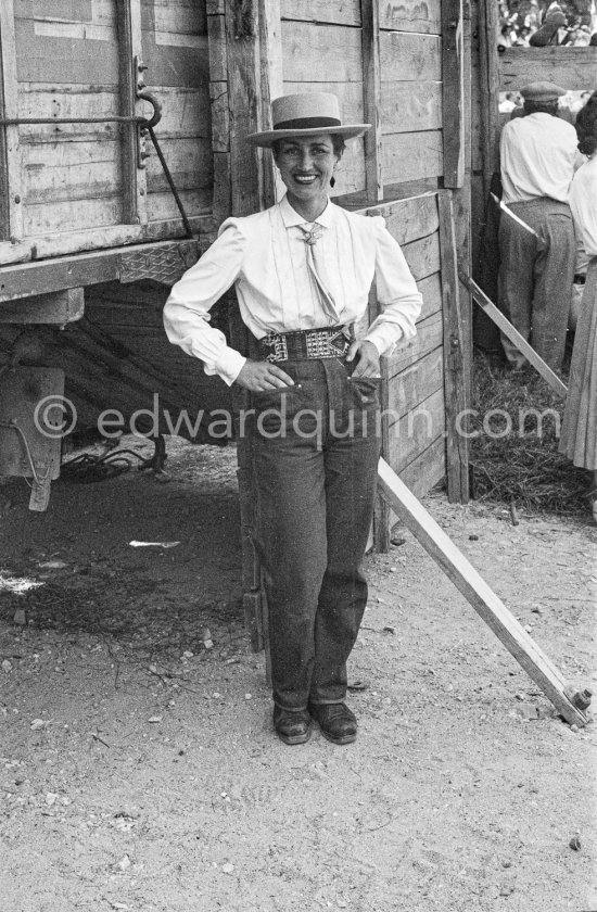 Françoise Gilot, before opening the corrida of Vallauris 1.8.1954. - Photo by Edward Quinn