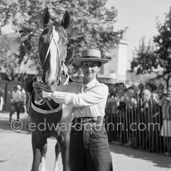 Françoise Gilot, before opening the corrida of Vallauris 1.8.1954. - Photo by Edward Quinn