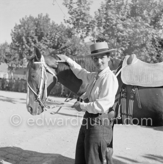 Françoise Gilot, before opening the corrida of Vallauris 1.8.1954. - Photo by Edward Quinn