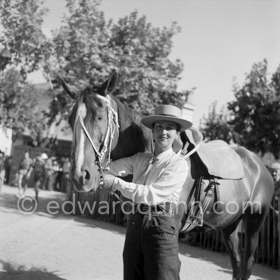 Françoise Gilot, before opening the corrida of Vallauris 1.8.1954. - Photo by Edward Quinn