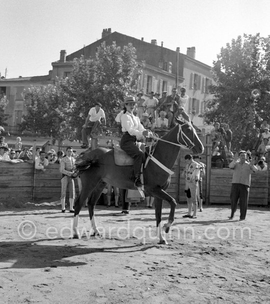 Françoise Gilot, opening the corrida of Vallauris 1.8.1954. - Photo by Edward Quinn