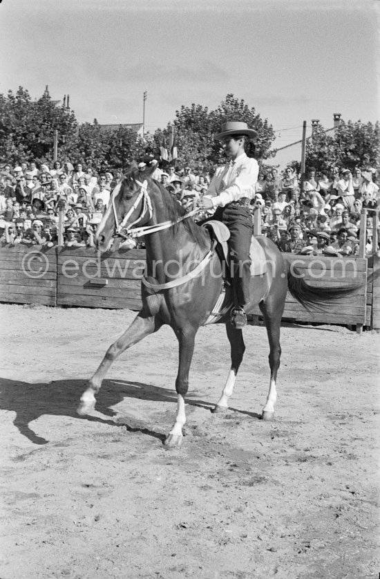 Françoise Gilot, opening the corrida of Vallauris 1.8.1954. - Photo by Edward Quinn