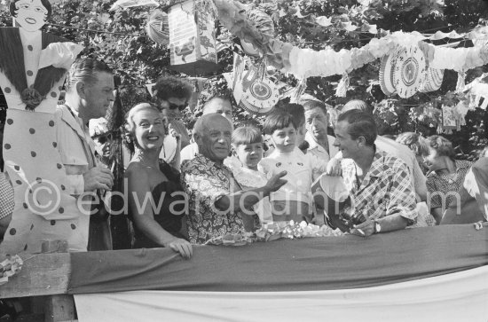 Pablo Picasso, singer Yolanda, Paloma Picasso, Claude Picasso and the radio journalist. First Corrida of Vallauris, in honor of Pablo Picasso. 1954. - Photo by Edward Quinn