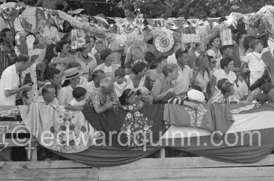 Local Corrida. Françoise Gilot, Claude Picasso, Pablo Picasso, Paul Derigon, mayor of Vallauris, Hélène Parmelin, Edouard Pignon. Vallauris 1955. - Photo by Edward Quinn