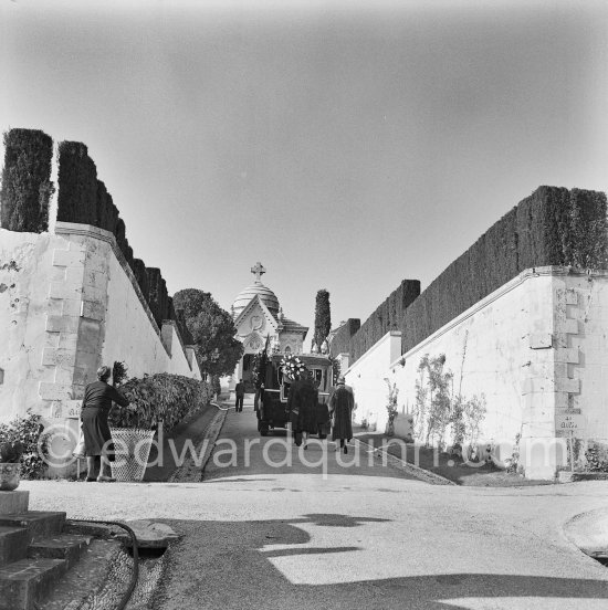 26.2.1955, funeral of Olga Pablo Picasso, born Khokhlova, Pablo Picasso’s first wife. Behind the car her son Paulo Picasso, Georges and Suzanne Ramié (but not Pablo Picasso). Cimetière le Grand Jas. Cannes 1955. - Photo by Edward Quinn