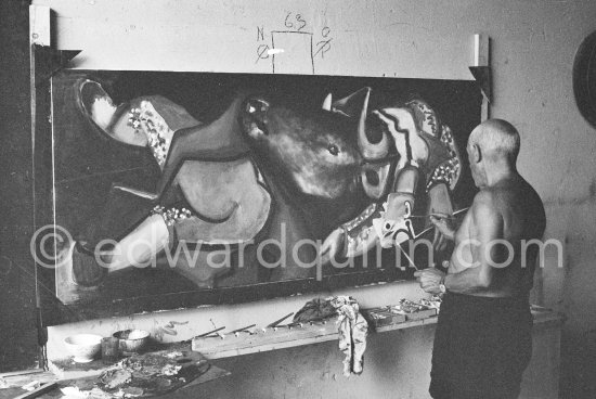 Pablo Picasso portrays a stage in the bullfight when the bullfighter is caught by the horns of the bull. During filming of "Le mystère Picasso". Nice, Studios de la Victorine, 1955. - Photo by Edward Quinn