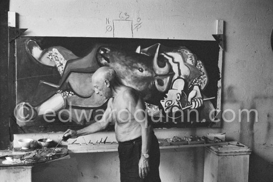 Pablo Picasso portrays a stage in the bullfight when the bullfighter is caught by the horns of the bull. During filming of "Le mystère Picasso". Nice, Studios de la Victorine, 1955. - Photo by Edward Quinn