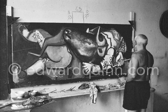 Pablo Picasso portrays a stage in the bullfight when the bullfighter is caught by the horns of the bull. During filming of "Le mystère Picasso". Nice, Studios de la Victorine, 1955. - Photo by Edward Quinn