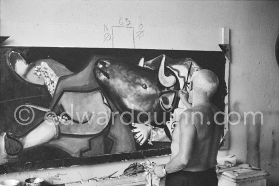 Pablo Picasso portrays a stage in the bullfight when the bullfighter is caught by the horns of the bull. During filming of "Le mystère Picasso". Nice, Studios de la Victorine, 1955. - Photo by Edward Quinn