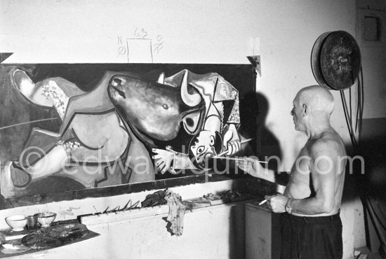Pablo Picasso portrays a stage in the bullfight when the bullfighter is caught by the horns of the bull. During filming of "Le mystère Picasso". Nice, Studios de la Victorine, 1955. - Photo by Edward Quinn