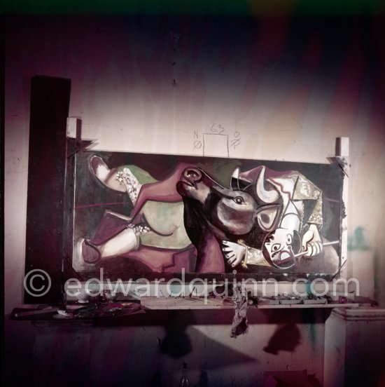 Pablo Picasso portrays a stage in the bullfight when the bullfighter is caught by the horns of the bull. During filming of "Le mystère Picasso". Nice, Studios de la Victorine, 1955. - Photo by Edward Quinn