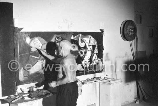 Pablo Picasso portrays a stage in the bullfight when the bullfighter is caught by the horns of the bull. During filming of "Le mystère Picasso". Nice, Studios de la Victorine, 1955. - Photo by Edward Quinn