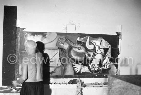 Pablo Picasso portrays a stage in the bullfight when the bullfighter is caught by the horns of the bull. During filming of "Le mystère Picasso". Nice, Studios de la Victorine, 1955. - Photo by Edward Quinn