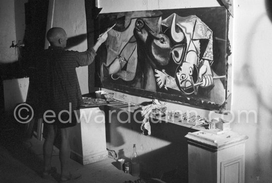 Pablo Picasso portrays a stage in the bullfight when the bullfighter is caught by the horns of the bull. During filming of "Le mystère Picasso". Nice, Studios de la Victorine, 1955. - Photo by Edward Quinn