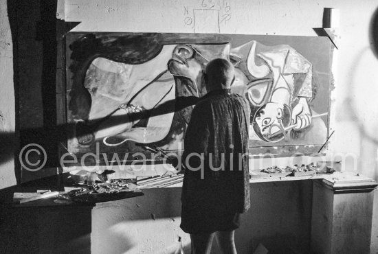 Pablo Picasso portrays a stage in the bullfight when the bullfighter is caught by the horns of the bull. During filming of "Le mystère Picasso". Nice, Studios de la Victorine, 1955. - Photo by Edward Quinn