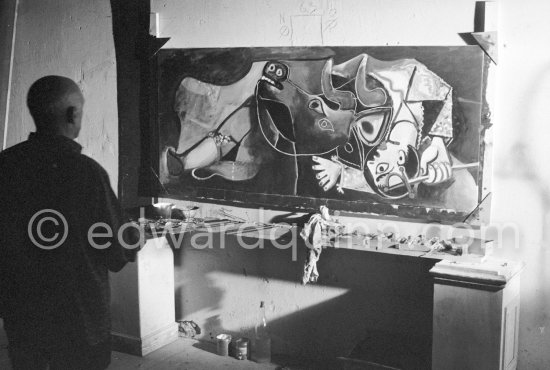 Pablo Picasso portrays a stage in the bullfight when the bullfighter is caught by the horns of the bull. During filming of "Le mystère Picasso". Nice, Studios de la Victorine, 1955. - Photo by Edward Quinn
