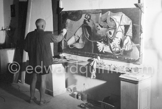 Pablo Picasso portrays a stage in the bullfight when the bullfighter is caught by the horns of the bull. During filming of "Le mystère Picasso". Nice, Studios de la Victorine, 1955. - Photo by Edward Quinn