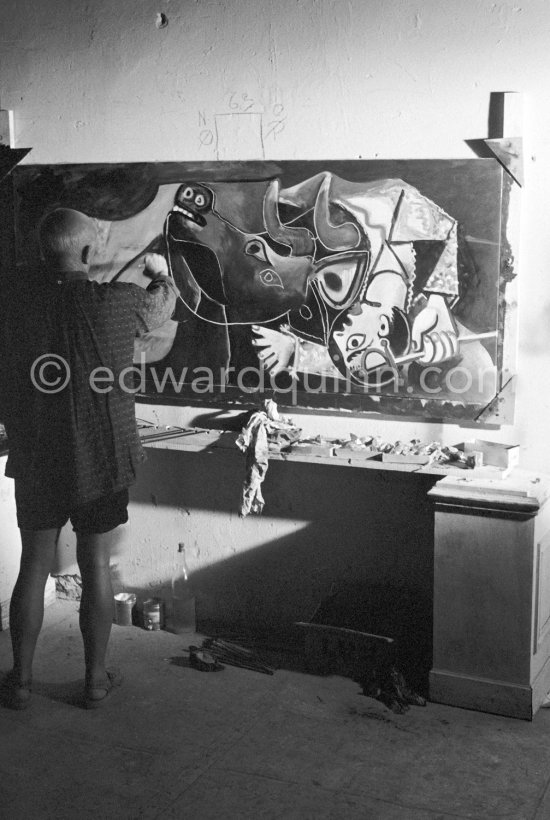 Pablo Picasso portrays a stage in the bullfight when the bullfighter is caught by the horns of the bull. During filming of "Le mystère Picasso". Nice, Studios de la Victorine, 1955. - Photo by Edward Quinn