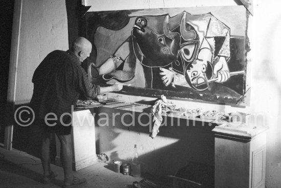 Pablo Picasso portrays a stage in the bullfight when the bullfighter is caught by the horns of the bull. During filming of "Le mystère Picasso". Nice, Studios de la Victorine, 1955. - Photo by Edward Quinn