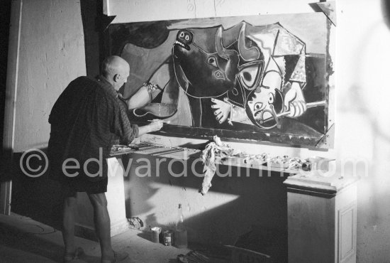 Pablo Picasso portrays a stage in the bullfight when the bullfighter is caught by the horns of the bull. During filming of "Le mystère Picasso". Nice, Studios de la Victorine, 1955. - Photo by Edward Quinn