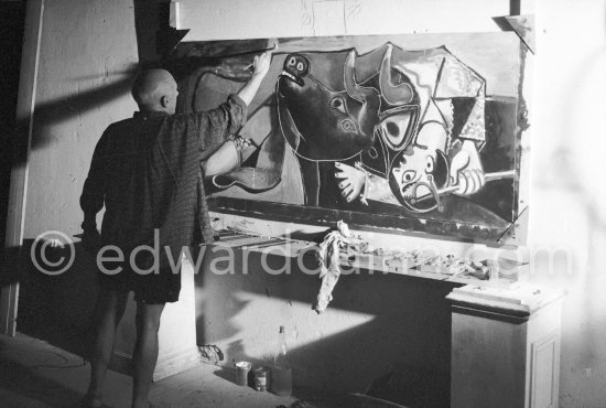 Pablo Picasso portrays a stage in the bullfight when the bullfighter is caught by the horns of the bull. During filming of "Le mystère Picasso". Nice, Studios de la Victorine, 1955. - Photo by Edward Quinn
