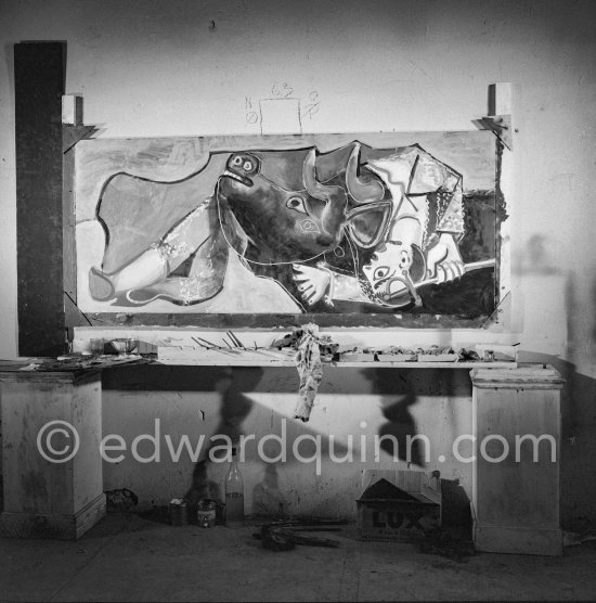 Pablo Picasso portrays a stage in the bullfight when the bullfighter is caught by the horns of the bull. During filming of "Le mystère Picasso". Nice, Studios de la Victorine, 1955. - Photo by Edward Quinn