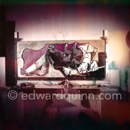 Pablo Picasso portrays a stage in the bullfight when the bullfighter is caught by the horns of the bull. During filming of "Le mystère Picasso". Nice, Studios de la Victorine, 1955. - Photo by Edward Quinn