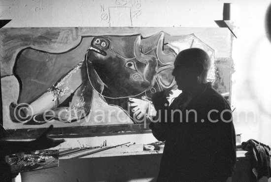 Pablo Picasso portrays a stage in the bullfight when the bullfighter is caught by the horns of the bull. During filming of "Le mystère Picasso". Nice, Studios de la Victorine, 1955. - Photo by Edward Quinn