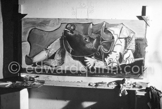 Pablo Picasso portrays a stage in the bullfight when the bullfighter is caught by the horns of the bull. During filming of "Le mystère Picasso". Nice, Studios de la Victorine, 1955. - Photo by Edward Quinn
