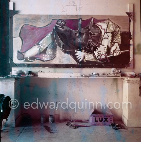 Pablo Picasso portrays a stage in the bullfight when the bullfighter is caught by the horns of the bull. During filming of "Le mystère Picasso". Nice, Studios de la Victorine, 1955. - Photo by Edward Quinn