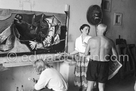 Pablo Picasso and Jacqueline and Maya Picasso during filming of "Le mystère Picasso". Nice, Studios de la Victorine, 1955. - Photo by Edward Quinn