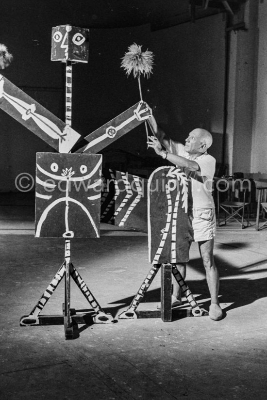 Pablo Picasso with "Centaure". Filming of "Le mystère Picasso", Nice, Studios de la Victorine 1955. - Photo by Edward Quinn