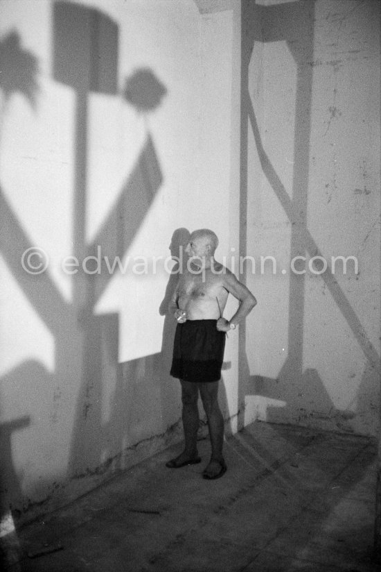 Pablo Picasso with "Centaure". Filming of "Le mystère Picasso", Nice, Studios de la Victorine 1955. - Photo by Edward Quinn