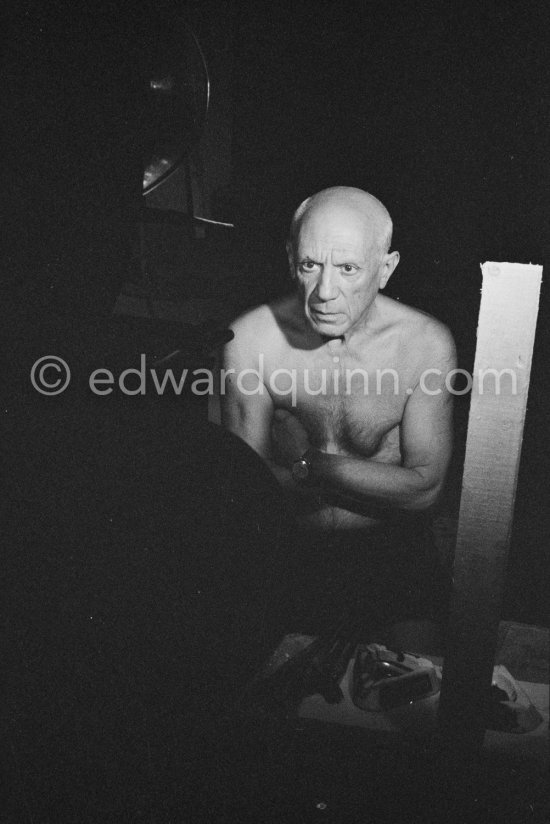 Pablo Picasso during filming of "Le mystère Picasso". Nice, Studios de la Victorine, 1955. - Photo by Edward Quinn