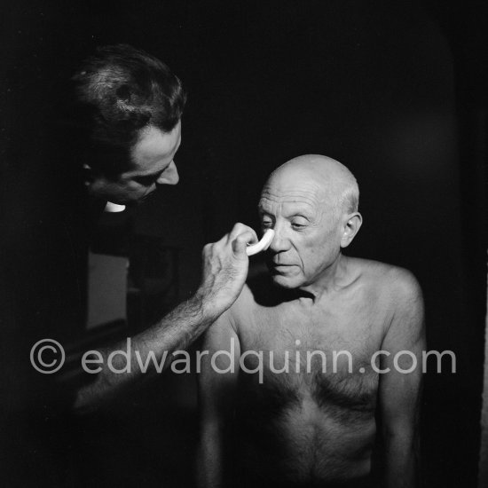 Make-up by Henri-Georges Clouzot for filming of "Le mystère Picasso”. Nice, Studios de la Victorine, 1955. - Photo by Edward Quinn