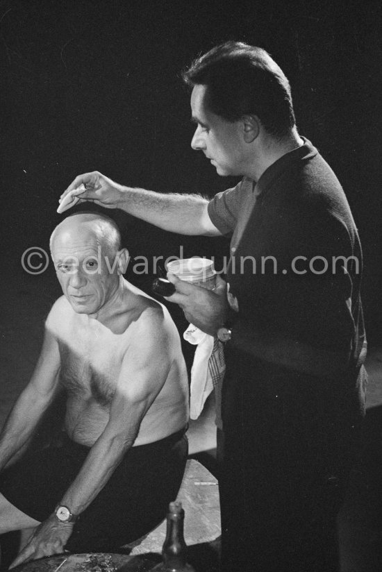 Make-up by Henri-Georges Clouzot for filming of "Le mystère Picasso". Nice, Studios de la Victorine, 1955. - Photo by Edward Quinn