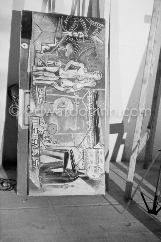 The making of "La plage à la Garoupe I" for the film "Le mystère Picasso". Nice, Studios de la Victorine, 1955. - Photo by Edward Quinn