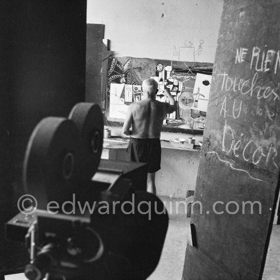 Pablo Picasso painting "La plage à la Garoupe I" for the film "Le mystère Picasso". Nice, Studios de la Victorine, 1955. - Photo by Edward Quinn