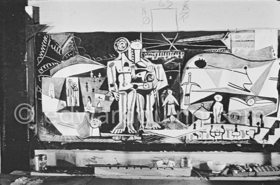 The making of "La plage à la Garoupe I" for the film "Le mystère Picasso". Nice, Studios de la Victorine, 1955. - Photo by Edward Quinn