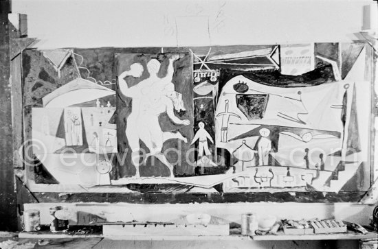 The making of "La plage à la Garoupe I" for the film "Le mystère Picasso". Nice, Studios de la Victorine, 1955. - Photo by Edward Quinn