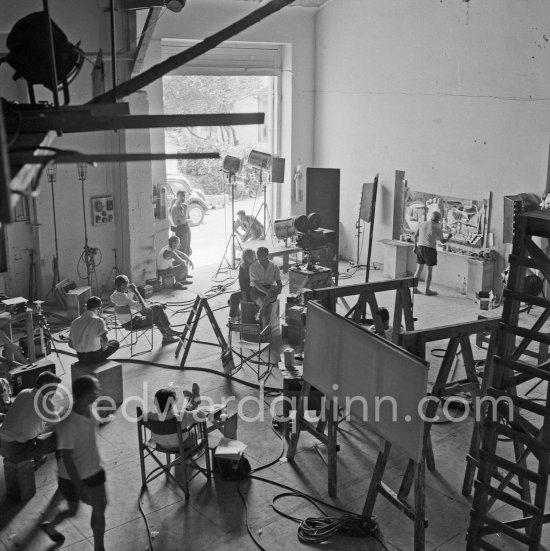 Pablo Picasso painting "La plage à la Garoupe I" for the film "Le mystère Picasso". Nice, Studios de la Victorine, 1955. - Photo by Edward Quinn