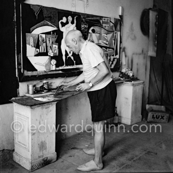 Pablo Picasso painting "La plage à la Garoupe I" for the film "Le mystère Picasso". Nice, Studios de la Victorine, 1955. - Photo by Edward Quinn