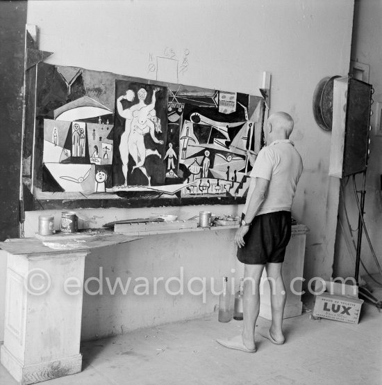 Pablo Picasso painting "La plage à la Garoupe I" for the film "Le mystère Picasso". Nice, Studios de la Victorine, 1955. - Photo by Edward Quinn