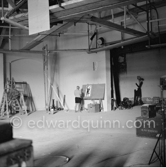 Pablo Picasso painting "La plage à la Garoupe I" for the film "Le mystère Picasso". Nice, Studios de la Victorine, 1955. - Photo by Edward Quinn