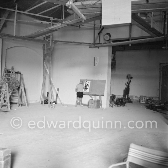 The making of "La plage à la Garoupe I" for the film "Le mystère Picasso" ("The Mystery of Picasso") by Henri-Georges Clouzot. Nice, Studios de la Victorine, 1955. - Photo by Edward Quinn