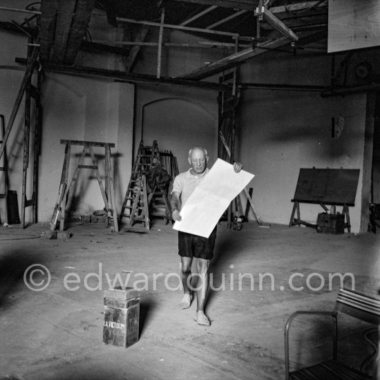 Pablo Picasso painting "La plage à la Garoupe I" for the film "Le mystère Picasso". Nice, Studios de la Victorine, 1955. - Photo by Edward Quinn
