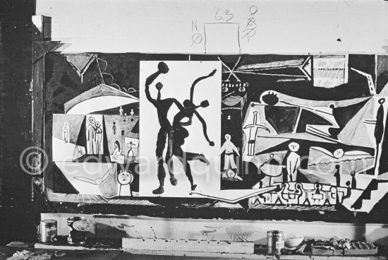 The making of "La plage à la Garoupe I" for the film "Le mystère Picasso". Nice, Studios de la Victorine, 1955. - Photo by Edward Quinn