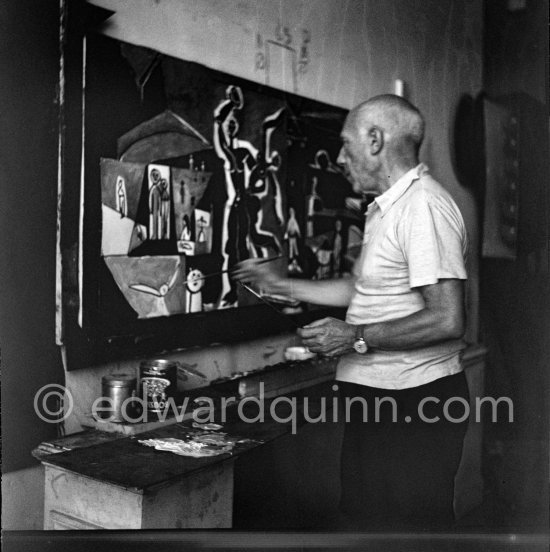 Pablo Picasso during the making of "La plage à la Garoupe I" for the film "Le mystère Picasso". Nice, Studios de la Victorine, 1955. - Photo by Edward Quinn